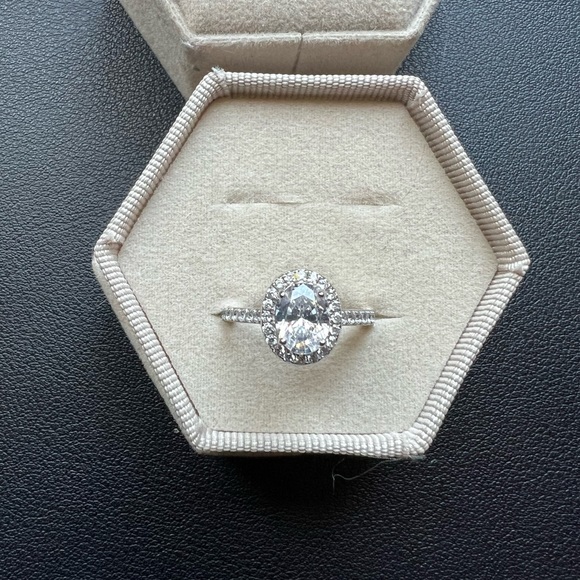 ENGAGMENT RING - Picture 2 of 2